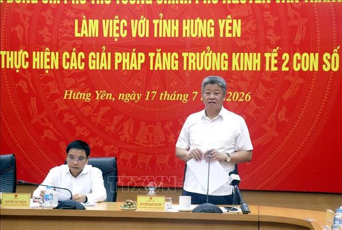Chủ tịch UBND tỉnh Hưng Yên Nguyễn Mạnh Quyền phát biểu tại buổi làm việc. Ảnh: Đinh Văn Nhiều/TTXVN