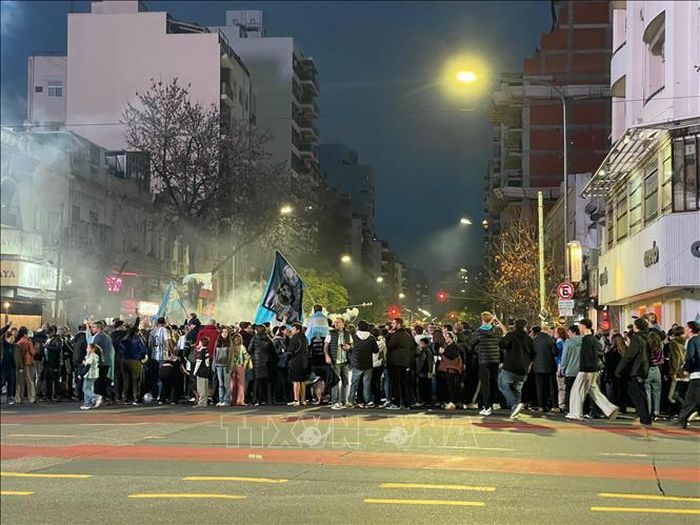 Biển người đổ ra đường trong tiếng trống và những màn hô vang "Argentina, Argentina" tạo nên bầu không khí lễ hội sau chiến thắng tại bán kết trước đội tuyển Anh (ảnh minh họa).