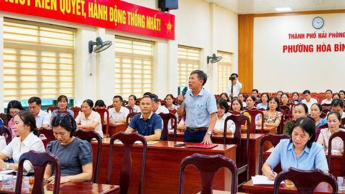 Người dân phường Hòa Bình nêu các vướng mắc liên quan đến lĩnh vực đất đai. 