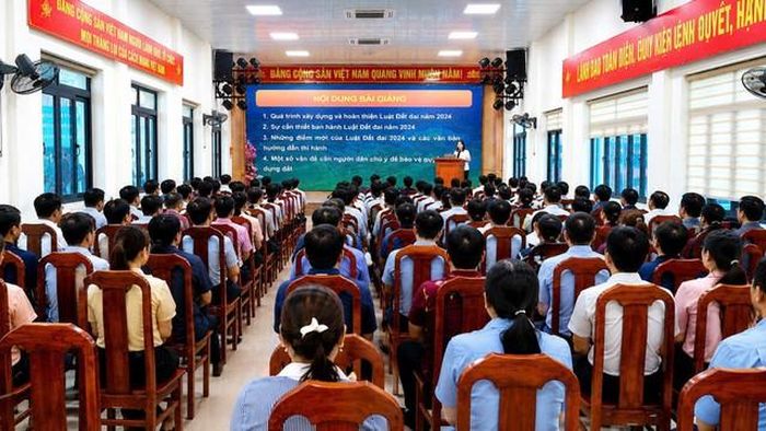 Bà Nguyễn Thị Mai - Chủ tịch Hội Luật gia Tp.Hải Phòng truyền đạt chuyên đề tuyên truyền Luật Đất đai năm 2024 tới người dân địa bàn phường Hòa Bình.