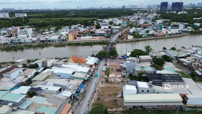 Trong khi cầu Rạch Tôm đang trong giai đoạn giải phóng mặt bằng để xây mới. Theo Ban Quản lý dự án đầu tư xây dựng các công trình giao thông Tp.HCM, cầu Rạch Tôm có quy mô dài hơn 170m, rộng khoảng 15m với 4 làn xe; tổng chiều dài toàn dự án khoảng 684m, tổng mức đầu tư gần 500 tỷ đồng, trong đó chi phí bồi thường, giải phóng mặt bằng chiếm khoảng 226 tỷ đồng.