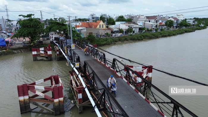 Riêng cầu Rạch Dơi là cây cầu sắt được xây dựng từ hơn 50 năm trước hiện đã xuống cấp nghiêm trọng và là “nút thắt cổ chai” cản trở giao thông trên tuyến Lê Văn Lương. Hiện việc xây mới cây cầu này chưa được thực hiện do Ban Quản lý dự án đầu tư xây dựng các công trình giao thông Tp.HCM đang lập báo cáo đề xuất chủ trương đầu tư.