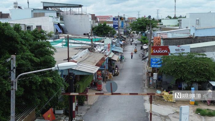 Có cùng quan điểm, bà Nguyễn Thị Muôn (ngụ phường Tân Hưng, Tp.HCM) cho biết, bà rất phấn khởi khi biết nhà nước sắp mở rộng con đường trước nhà bà. Theo bà Muôn, việc mở rộng đường thời gian đầu có thể khiến người dân buôn bán dọc hai bên đường chưa thích nghi, nhưng chắc chắn khi con đường hoàn thành sẽ mang lại nhiều lợi ích cho người dân.