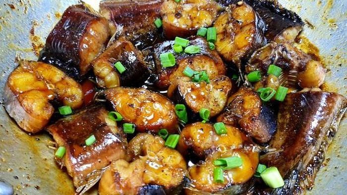 Cá trê kho tộ.