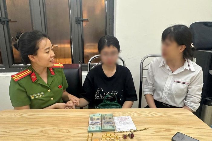 Nữ sinh (áo đen) tại cơ quan công an (Ảnh: Công an Hà Đông).