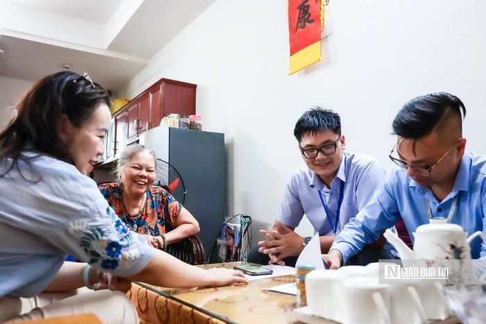 Người dân bày tỏ niềm vui khi được cán bộ tận tình hỗ trợ với tác phong chuyên nghiệp, thái độ ân cần tại nhà.