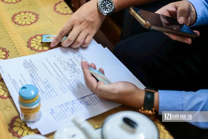 Cán bộ tận tình hỗ trợ khi người dân có nguyện vọng thực hiện thủ tục ủy quyền chữ ký tại nhà.