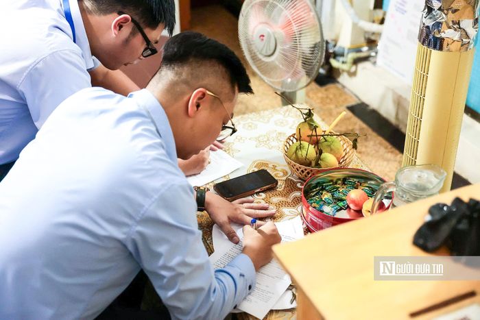 Cán bộ Trung tâm Phục vụ hành chính công Thành phố Hà Nội cho biết, thay vì để người dân tìm đến cơ quan hành chính, các cơ quan hành chính chủ động tìm đến người dân; thay vì bị ràng buộc bởi địa giới, các đơn vị kết nối với nhau để phục vụ công dân một cách xuyên suốt, đồng bộ và hiệu quả.