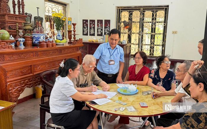 Sau khi tiếp nhận và chuyển giao thông tin, các cán bộ sẽ chủ động gọi điện trao đổi, hướng dẫn và xác minh tình trạng của công dân. Trong trường hợp do điều kiện khách quan (người được ủy quyền đi vắng, gia đình đi du lịch...) chưa thực hiện hỗ trợ được ngay, tổ hành chính công xung kích sẽ tiếp tục theo dõi, giữ liên lạc với gia đình để thực hiện thủ tục ủy quyền vào thời điểm phù hợp, vừa bảo đảm đúng quy định pháp luật, vừa tạo điều kiện thuận lợi nhất cho người dân.