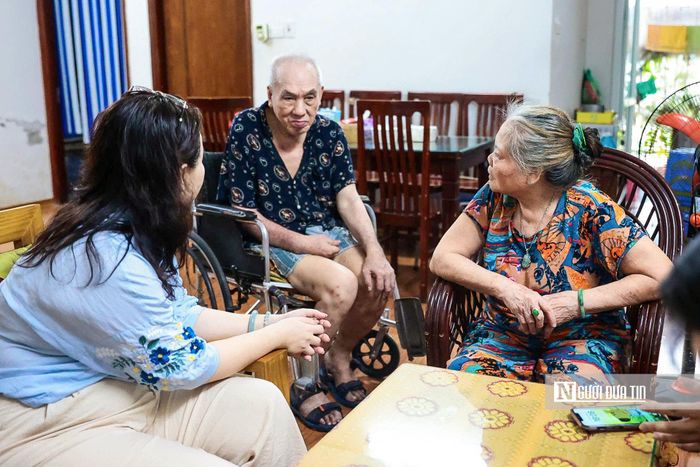 Theo gia đình, cách đây nhiều năm, ông Đức bị ngã nên giờ phải ngồi xe lăn, mặc dù còn tỉnh táo nhưng ông ít nói chuyện, hai ông bà sống riêng và các con đi làm nên không có ai đưa hai cụ đi làm thủ tục ủy quyền.