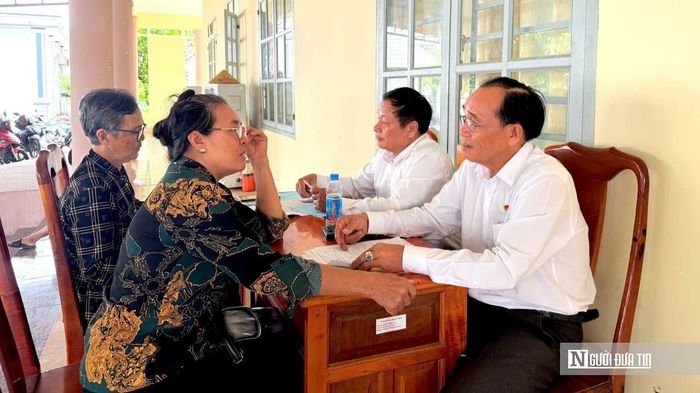 Luật gia Đỗ Văn Gọn (đeo kinh) tư vấn, giải đáp các vướng mắc pháp lý cho người dân tại hội nghị tuyên truyền, phổ biến, tư vấn pháp luật ở xã Nha Bích.