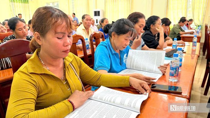Người dân xã Nha Bích chăm chú nghiên cứu tài liệu tại hội nghị tuyên truyền, phổ biến, tư vấn pháp luật do Hội Luật gia thành phố Đồng Nai phối hợp UBND xã tổ chức.