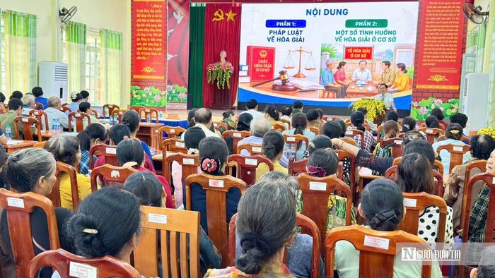 Đông đảo cán bộ, hội viên và nhân dân xã Nha Bích tham dự hội nghị tuyên truyền, phổ biến, tư vấn pháp luật do Hội Luật gia thành phố Đồng Nai phối hợp UBND xã Nha Bích tổ chức sáng 17/7.