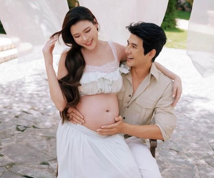 Cặp đôi cùng đi chụp ảnh, lưu giữ những kỷ niệm trong hành trình mới.