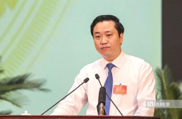 Ông Đỗ Đức Quế, Giám đốc Sở GD&ĐT tỉnh Thanh Hóa, trả lời chất vấn của các đại biểu HDND tỉnh tại kỳ họp.