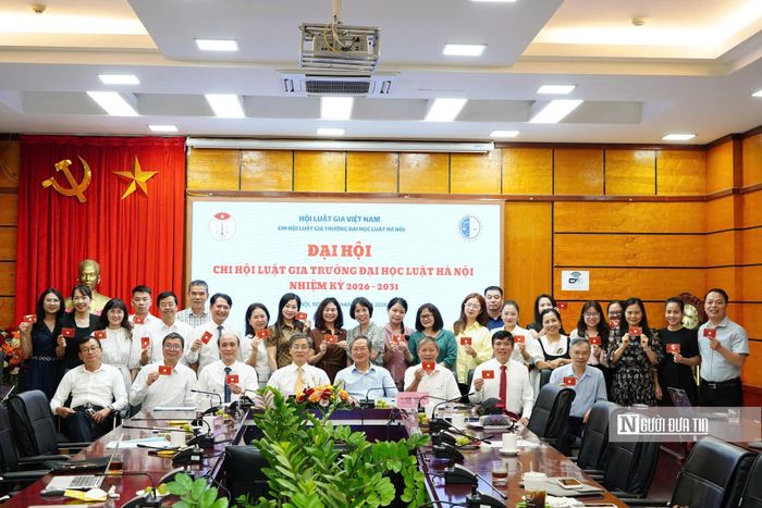 Các đại biểu chụp ảnh lưu niệm.