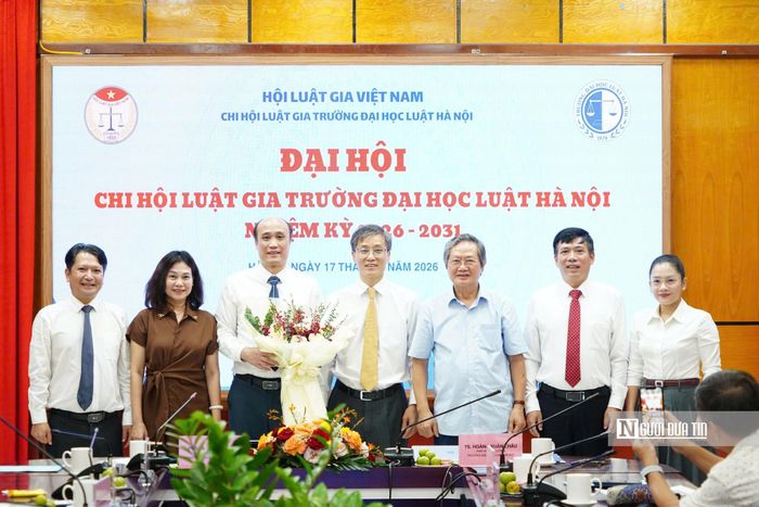 Đồng chí Nguyễn Khánh Ngọc - Chủ tịch Hội Luật gia Việt Nam và GS.TS Lê Minh Tâm - nguyên Phó Chủ tịch, Tổng Thư ký Hội Luật gia Việt Nam (lần lượt thứ 4 và 5 từ phải qua) tặng hoa chúc mừng Ban chấp hành Cho hội Luật gia Trường đại học Luật Hà Nội nhiệm kỳ 2026-2031. 