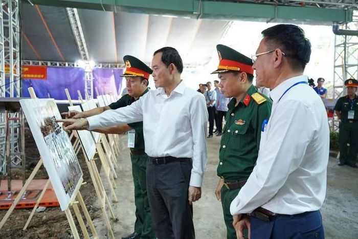 Bí thư Thành ủy Tp.HCM Trần Lưu Quang có mặt tại hiện trường công viên Lê Thị Riêng.