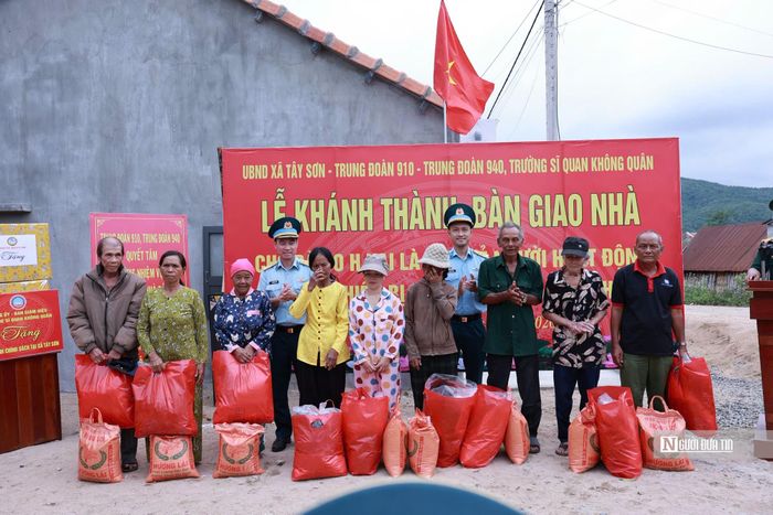 Dịp này, lãnh đạo, chỉ huy Trung đoàn 910 và Trung đoàn 940 tặng 60 suất quà tình nghĩa cho các hộ dân có hoàn cảnh khó khăn trên địa bàn.