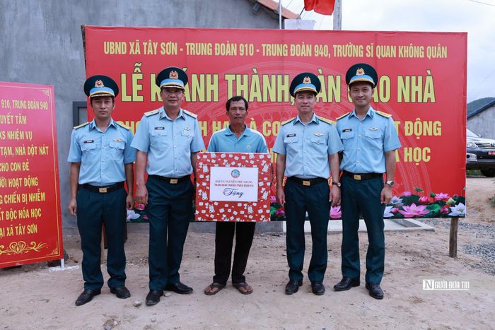 Thiếu tướng Ngô Vĩnh Phúc và thủ trưởng Trung đoàn 910 và Trung đoàn 940 tặng quà cho gia đình So'H Hai.