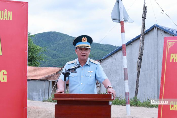 Thiếu tướng Ngô Vĩnh Phúc - Hiệu trưởng Trường Sĩ quan Không quân phát biểu tại Lễ khánh thành, bàn giao nhà.