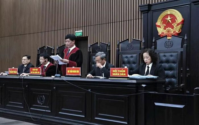 TAND TP Hà Nội trong một phiên xét xử vụ án vi phạm quy định về quản lý, sử dụng tài sản Nhà nước gây thất thoát, lãng phí; lừa đảo chiếm đoạt tài sản. Ảnh: N.H.