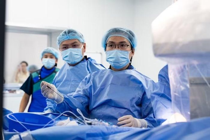 Bệnh nhân mắc bệnh lý tim mạch phức tạp đã được can thiệp khẩn cấp ngay trên đảo để giữ “thời gian vàng” trước khi chuyển tuyến