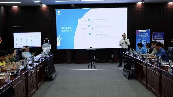 Doanh nghiệp chia sẻ kinh nghiệm chuyển đối số trong doanh nghiệp. Ảnh XM.