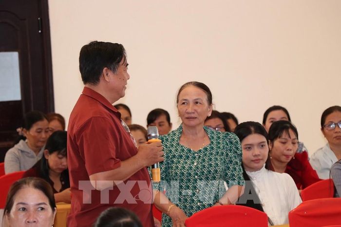Bà Nguyễn Thị Bích Vân, Chủ tịch Hội đồng quản trị Hợp tác xã Nông nghiệp, du lịch cộng đồng Cồn Chim, xã Hòa Minh trao đổi, đặt câu hỏi với lãnh đạo Liên minh Hợp tác xã tỉnh Vĩnh Long tại hội nghị tập huấn ở phường Nguyệt Hóa. Ảnh: Thanh Hòa - TTXVN