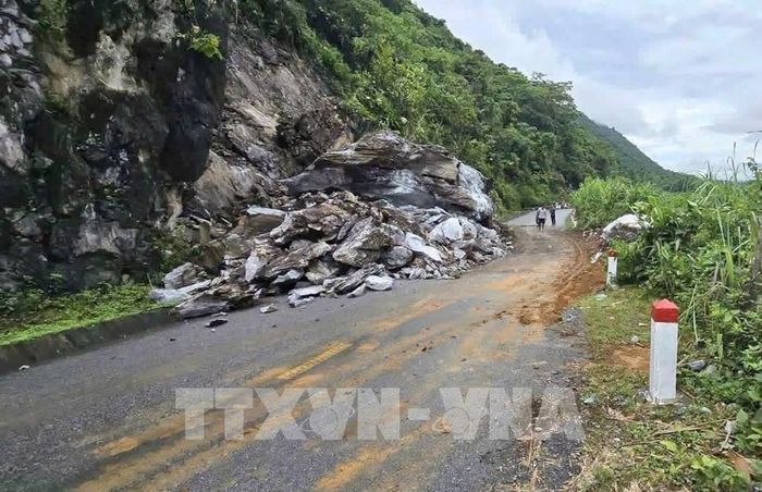 Sạt lở đất đá tại tuyến đường tỉnh 184, đoạn từ xã Phú Linh đi xã Vị Xuyên (Tuyên Quang). Ảnh: TTXVN phát