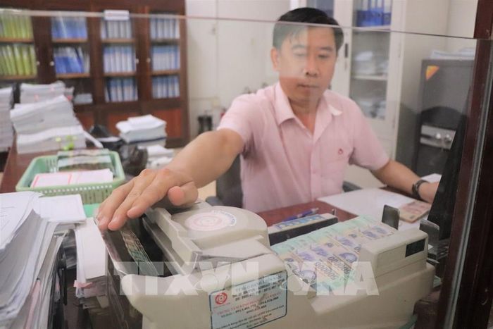 Trong 6 tháng đầu năm, Ngân hàng Chính sách xã hội thành phố Cần Thơ đã thực hiện giải ngân 3.590 tỷ đồng hỗ trợ 28.086 lượt hộ nghèo và các đối tượng chính sách vay vốn. Ảnh: Thu Hiền - TTXVN