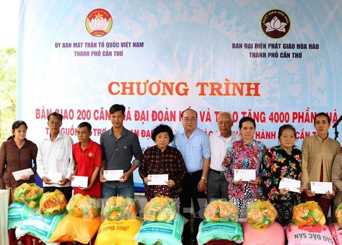 Ban Đại diện Phật giáo Hòa Hảo thành phố Cần Thơ trao tặng quà cho người dân phường Long Bình. Ảnh: Duy Khương – TTXVN