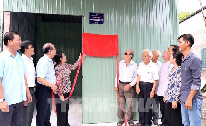 Bàn giao nhà đại doàn kết cho người dân phường Long Bình. Ảnh: Duy Khương – TTXVN