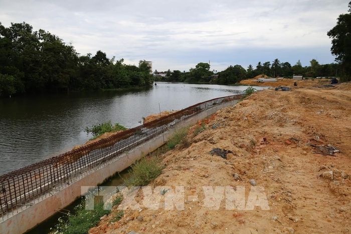 Công trình Kè chống sạt lở và đường dọc kè sông Tam Kỳ (do Ban Quản lý dự án đầu tư xây dựng các công trình giao thông và nông nghiệp Đà Nẵng làm chủ đầu tư) dự kiến ban đầu hoàn thành vào tháng 6/2026 nhưng tiến độ mới đạt khoảng 16%, phải điều chỉnh thời gian hoàn thành vào cuối năm 2026. Ảnh: Đỗ Trưởng – TTXVN