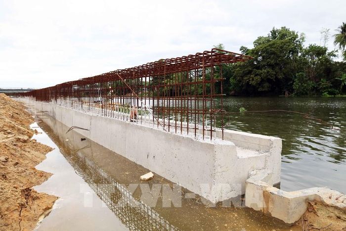 Công trình Kè chống sạt lở và đường dọc kè sông Tam Kỳ (do Ban Quản lý dự án đầu tư xây dựng các công trình giao thông và nông nghiệp Đà Nẵng làm chủ đầu tư) dự kiến ban đầu hoàn thành vào tháng 6/2026 nhưng tiến độ mới đạt khoảng 16%, phải điều chỉnh thời gian hoàn thành vào cuối năm 2026. Ảnh: Đỗ Trưởng – TTXVN