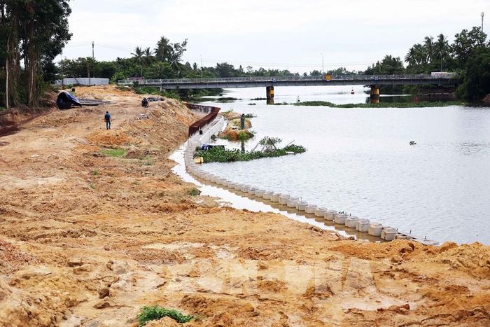 Công trình Kè chống sạt lở và đường dọc kè sông Tam Kỳ (do Ban Quản lý dự án đầu tư xây dựng các công trình giao thông và nông nghiệp Đà Nẵng làm chủ đầu tư) dự kiến ban đầu hoàn thành vào tháng 6/2026 nhưng tiến độ mới đạt khoảng 16%, phải điều chỉnh thời gian hoàn thành vào cuối năm 2026. Ảnh: Đỗ Trưởng – TTXVN