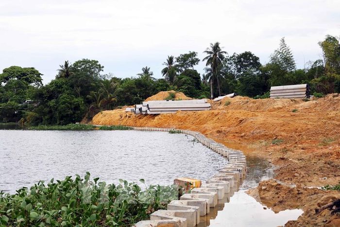 Công trình Kè chống sạt lở và đường dọc kè sông Tam Kỳ (do Ban Quản lý dự án đầu tư xây dựng các công trình giao thông và nông nghiệp Đà Nẵng làm chủ đầu tư) dự kiến ban đầu hoàn thành vào tháng 6/2026 nhưng tiến độ mới đạt khoảng 16%, phải điều chỉnh thời gian hoàn thành vào cuối năm 2026. Ảnh: Đỗ Trưởng – TTXVN