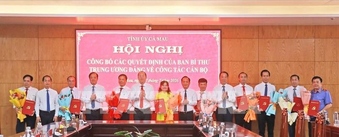 Hội nghị công bố quyết định của Ban Bí thư Trung ương Đảng chỉ định 9 đồng chí tham gia Ban Chấp hành Đảng bộ tỉnh Cà Mau nhiệm kỳ 2025 – 2030. Ảnh: Huỳnh Anh - TTXVN