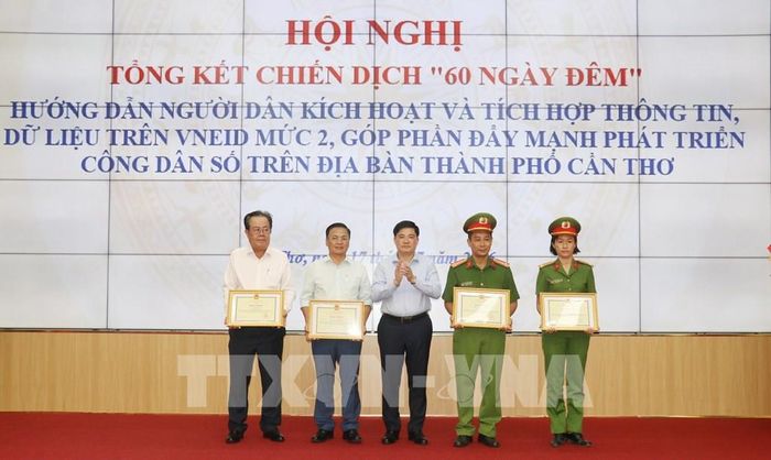 Trao Bằng khen của Chủ tịch UBND thành phố Cần Thơ cho các tập thể có thành tích xuất sắc. Ảnh: Ngọc Thiện - TTXVN