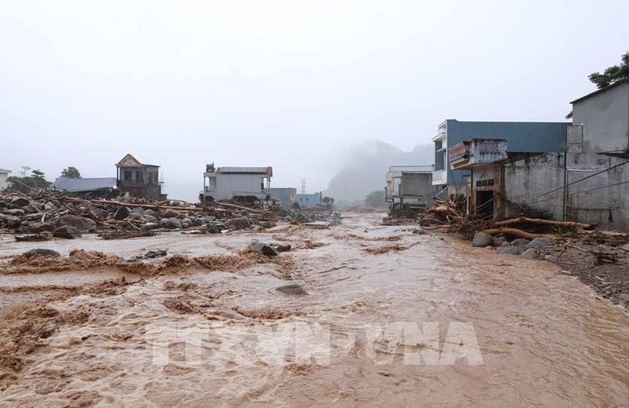 Nhiều ngôi nhà dọc hai bên QL 32 tại đội 11 xã Mường Than tỉnh Lai Châu tan hoang sau cơn lũ. Ảnh: Quý Trung - TTXVN