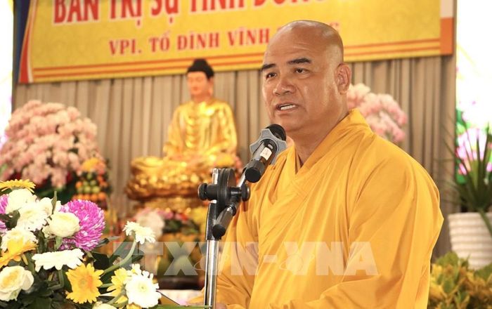 Thượng tọa Thích Tĩnh Triệt, Trưởng Ban Trị sự Giáo hội Phật giáo Việt Nam tỉnh Đồng Tháp phát biểu tại hội nghị. Ảnh: Hồng Nhung - TTXVN