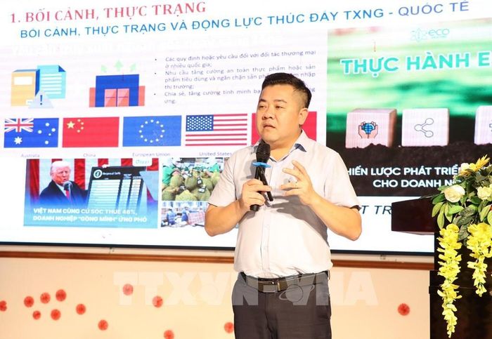 Ông Phạm Văn Quân, Phụ trách Văn phòng đại điện khu vực phía Nam - Trung tâm Mã số Mã vạch Quốc gia (Ủy ban Tiêu chuẩn đo lường chất lượng Quốc gia) trình bày tham luận tại hội thảo. Ảnh: Thanh Hòa - TTXVN