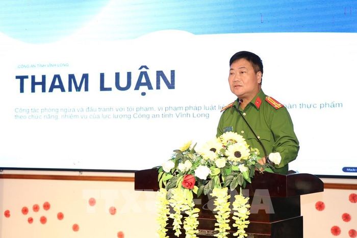 Thượng tá Nguyễn Minh Nam, Phó trưởng phòng Cảnh sát kinh tế Công an tỉnh Vĩnh Long phát biểu tại hội thảo. Ảnh: Thanh Hòa - TTXVN