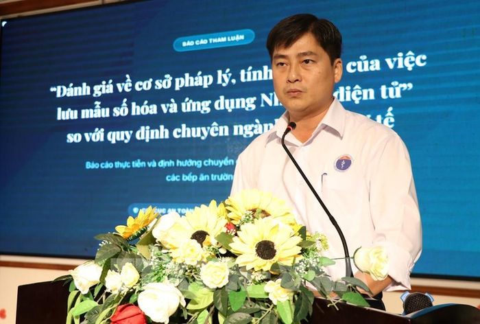 Ông Triệu Minh Chí, Phó Chi cục trưởng Chi cục An toàn vệ sinh thực phẩm, Sở Y tế tỉnh Vĩnh Long phát biểu tại hội thảo. Ảnh: Thanh Hòa - TTXVN