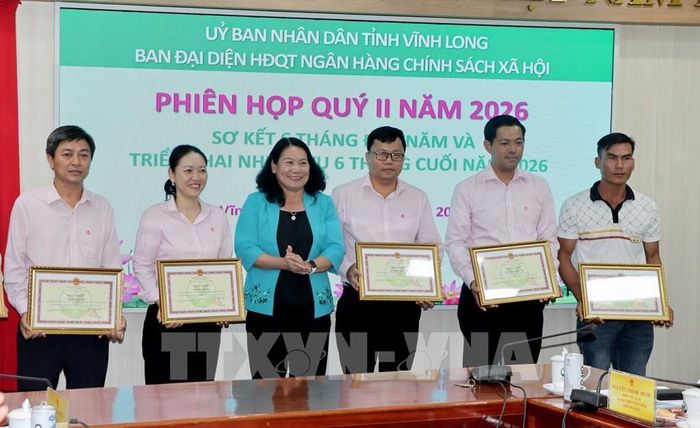 Khen thưởng các tập thể và cá nhân đạt thành tích xuất sắc trong công tác thực hiện tín dụng chính sách trên địa bàn tỉnh 6 tháng đầu năm 2026. Ảnh: Lê Thúy Hằng – TTXVN