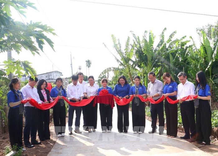 Các đại biểu thực hiện nghi thức cắt băng khánh thành công trình thanh niên tại xã An Bình. Ảnh: Lê Thúy Hằng – TTXVN