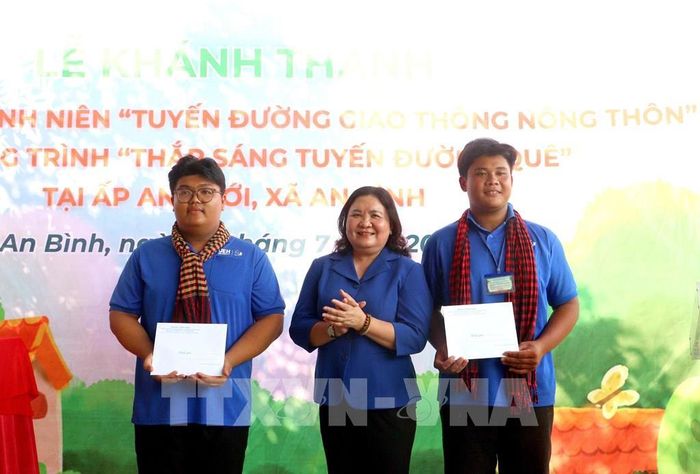 Phó Bí thư Thường trực Tỉnh ủy Vĩnh Long Hồ Thị Hoàng Yến tặng quà động viên 2 đội hình Chiến dịch tình nguyện Mùa hè xanh tại xã An Bình. Ảnh: Lê Thúy Hằng – TTXVN