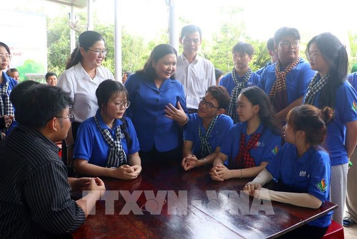 Phó Bí thư Thường trực Tỉnh ủy Vĩnh Long Hồ Thị Hoàng Yến động viên các sinh viên tình nguyện Mùa hè xanh tại xã An Bình. Ảnh: Lê Thúy Hằng – TTXVN