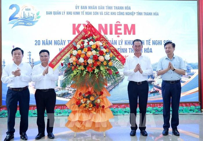 Lãnh đạo tỉnh Thanh Hóa tặng hoa chúc mừng Ban quản lý Khu kinh tế Nghi Sơn và Các khu công nghiệp tỉnh Thanh Hóa. Ảnh: Nguyễn Nam - TTXVN