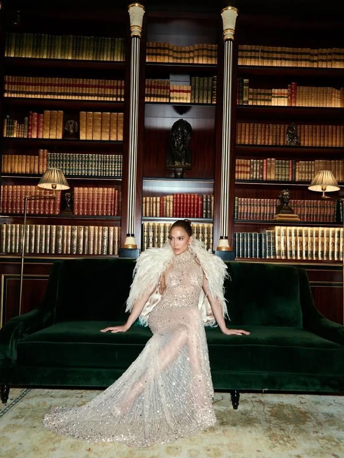 Bộ váy được đính kết pha lê tinh xảo, tôn lên vóc dáng quyến rũ của Jennifer Lopez.